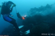 疯狂户外——巴德潜入海底徒手掰下一千度的炙热熔岩岩块