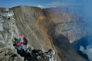 户外冒险精神感人  冒死探访世界最大熔岩湖