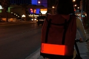 让夜间户外更安全，带发光板的防水背包